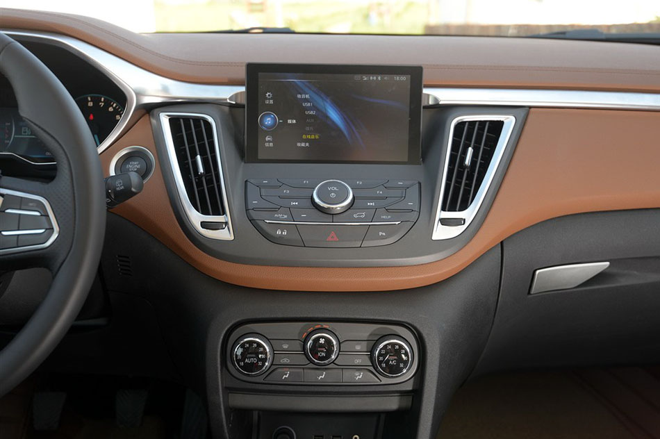 2015款 1.5T 手动尊贵型 内饰