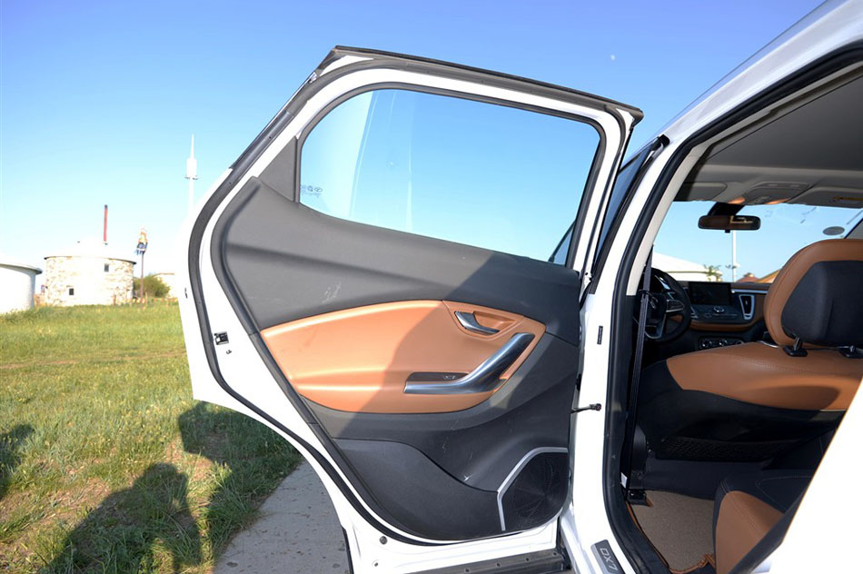 2015款 1.5T 手动尊贵型 座椅空间