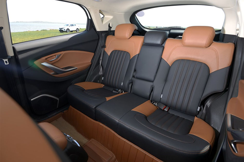 2015款 1.5T 手动尊贵型 座椅空间