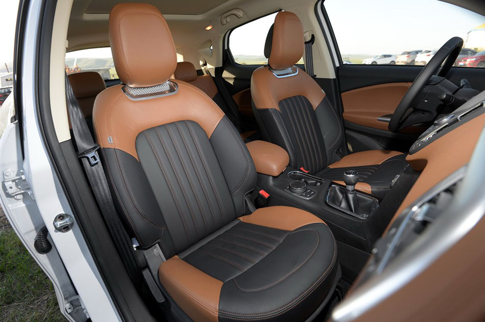 2015款 1.5T 手动尊贵型 座椅空间