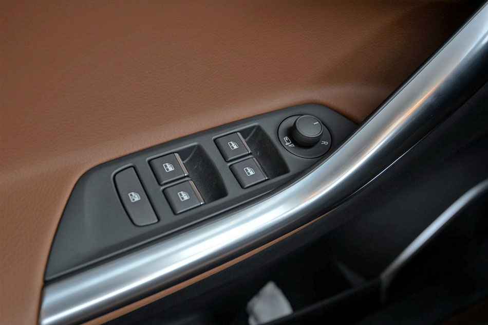 2015款 1.5T 手动尊贵型 座椅空间