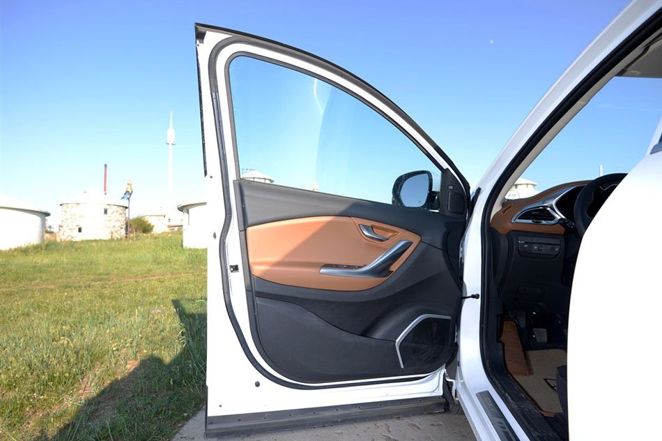 2015款 1.5T 手动尊贵型 座椅空间