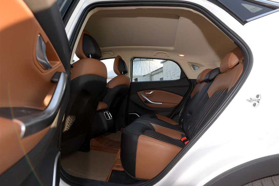 2015款 1.5T 手动尊贵型 座椅空间