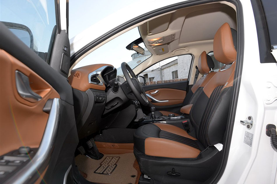 2015款 1.5T 手动尊贵型 座椅空间