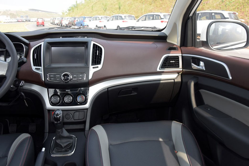 2015款 1.5L 手动舒适型 内饰