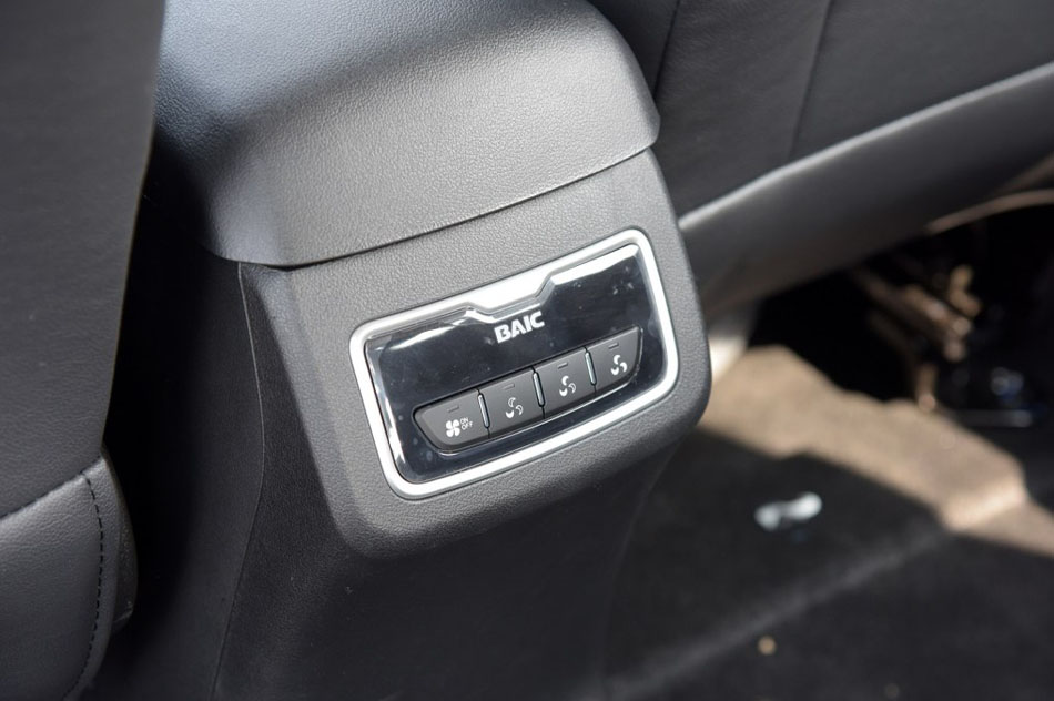 2015款 1.5L 手动舒适型 座椅空间