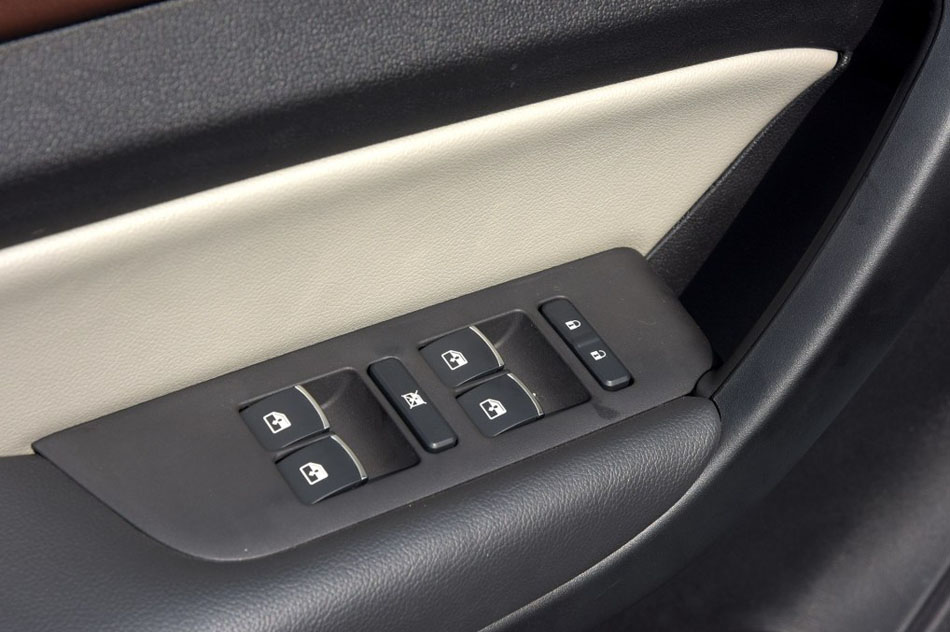 2015款 1.5L 手动舒适型 座椅空间