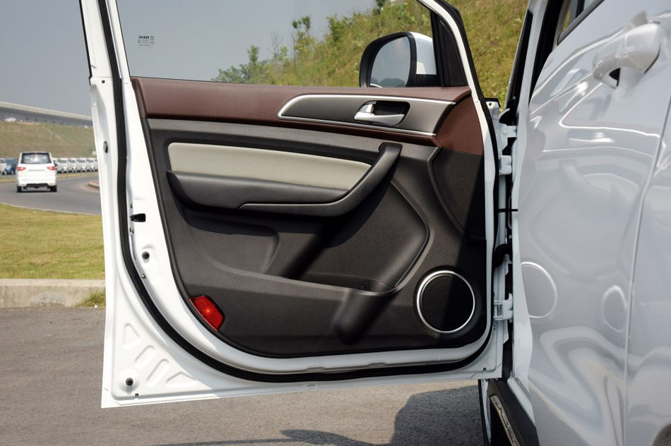 2015款 1.5L 手动舒适型 座椅空间