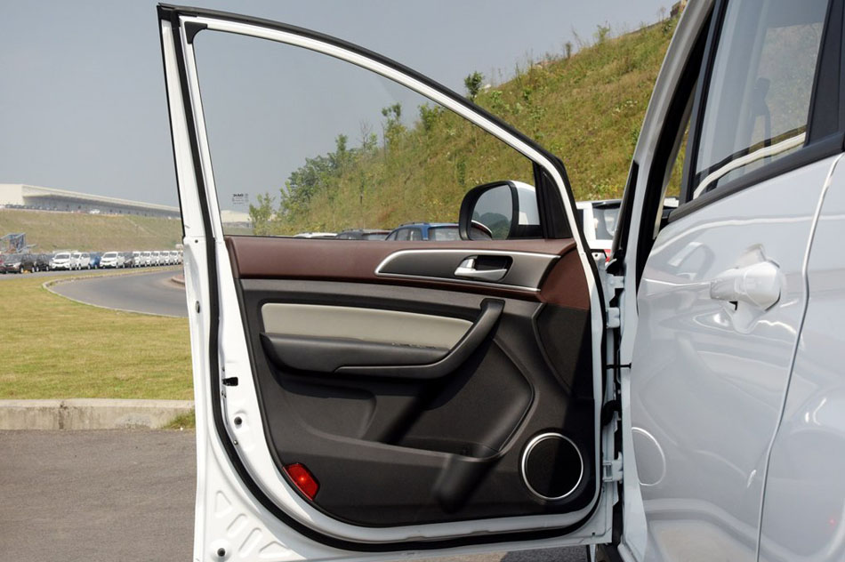2015款 1.5L 手动舒适型 座椅空间