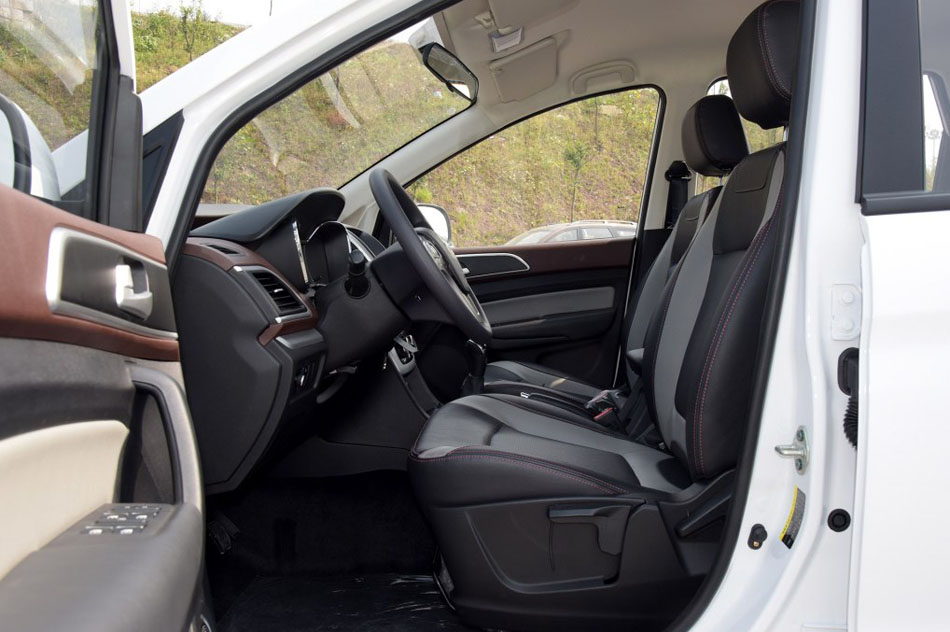 2015款 1.5L 手动舒适型 座椅空间