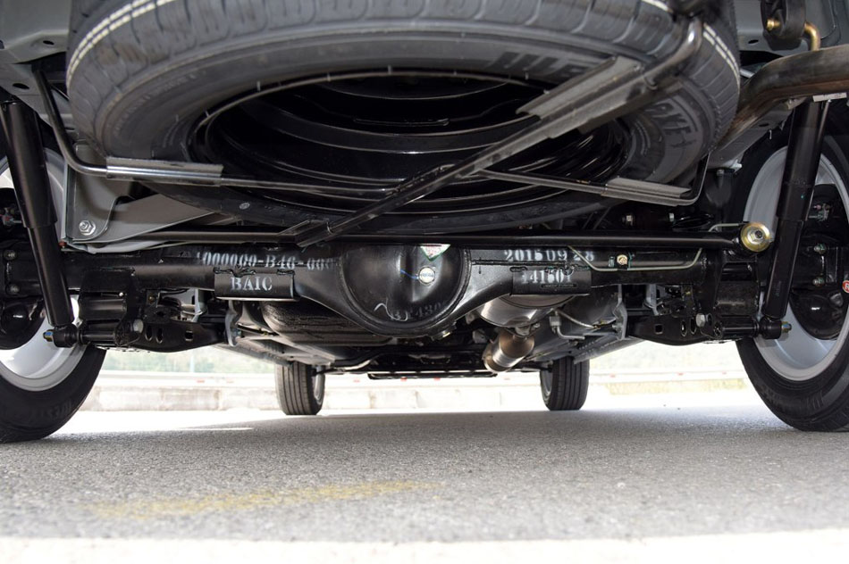 2015款 1.5L 手动舒适型 引擎底盘