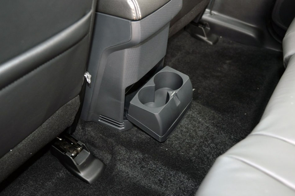 2015款 3.0T 四驱手动探索型 5座 座椅空间