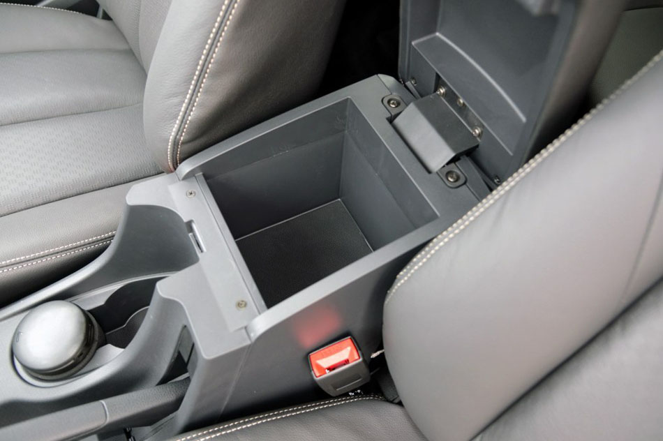 2015款 3.0T 四驱手动探索型 5座 座椅空间