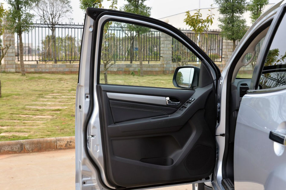 2015款 3.0T 四驱手动探索型 5座 座椅空间