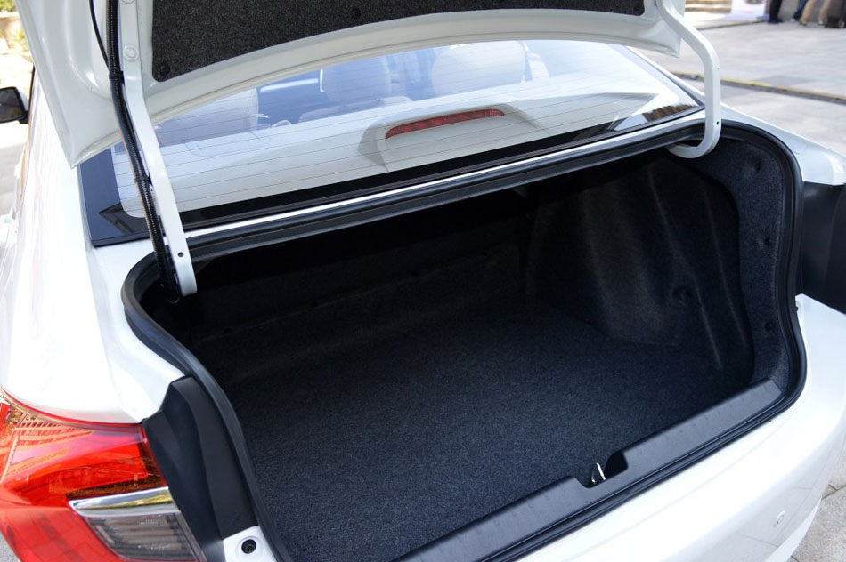 2016款 1.5L CVT豪华版 座椅空间