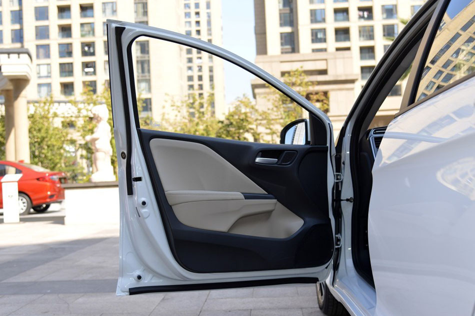 2016款 1.5L CVT豪华版 座椅空间