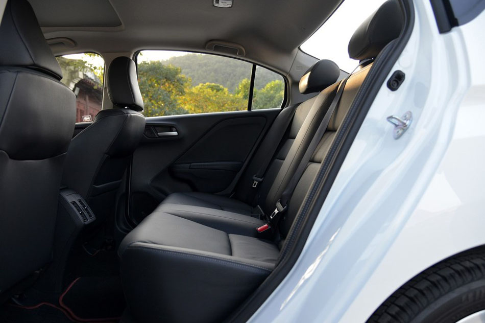 2016款 1.5L CVT豪华版 座椅空间