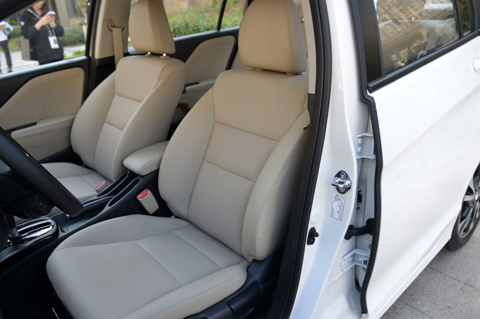 2016款 1.5L CVT豪华版 座椅空间