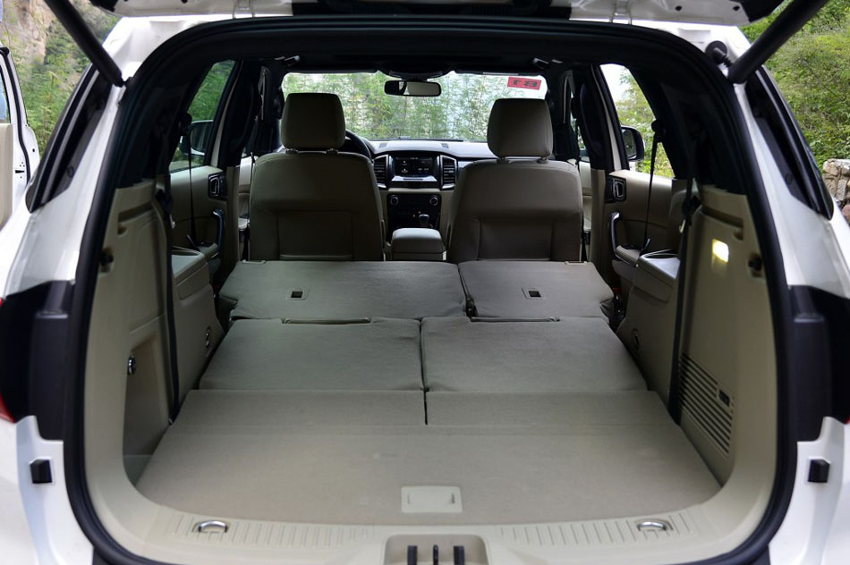 2016款 2.0T 汽油自动四驱旗舰版 座椅空间