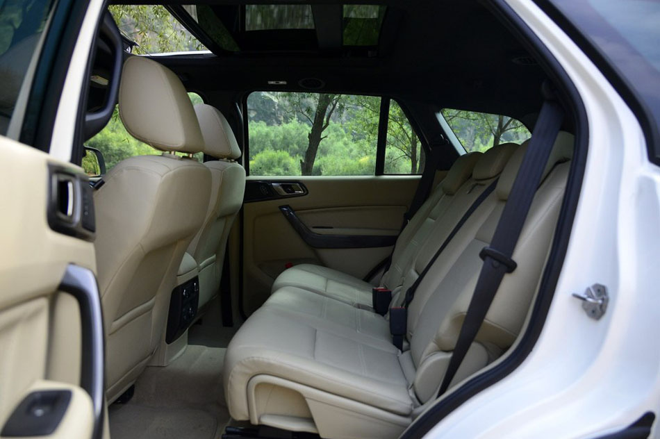 2016款 2.0T 汽油自动四驱旗舰版 座椅空间