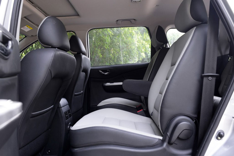 2016款 1.5L 手动尊享型 座椅空间