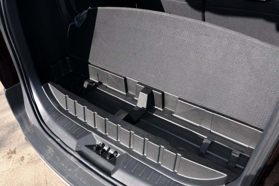 2016款 1.5L 手动尊享型 232座 座椅空间