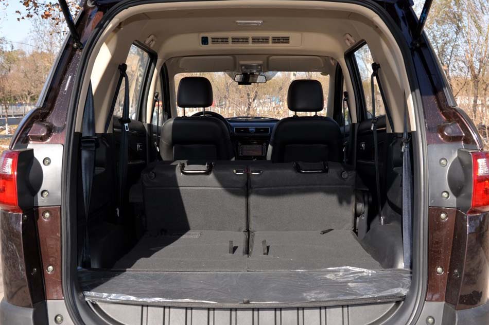 2016款 1.5L 手动尊享型 232座 座椅空间