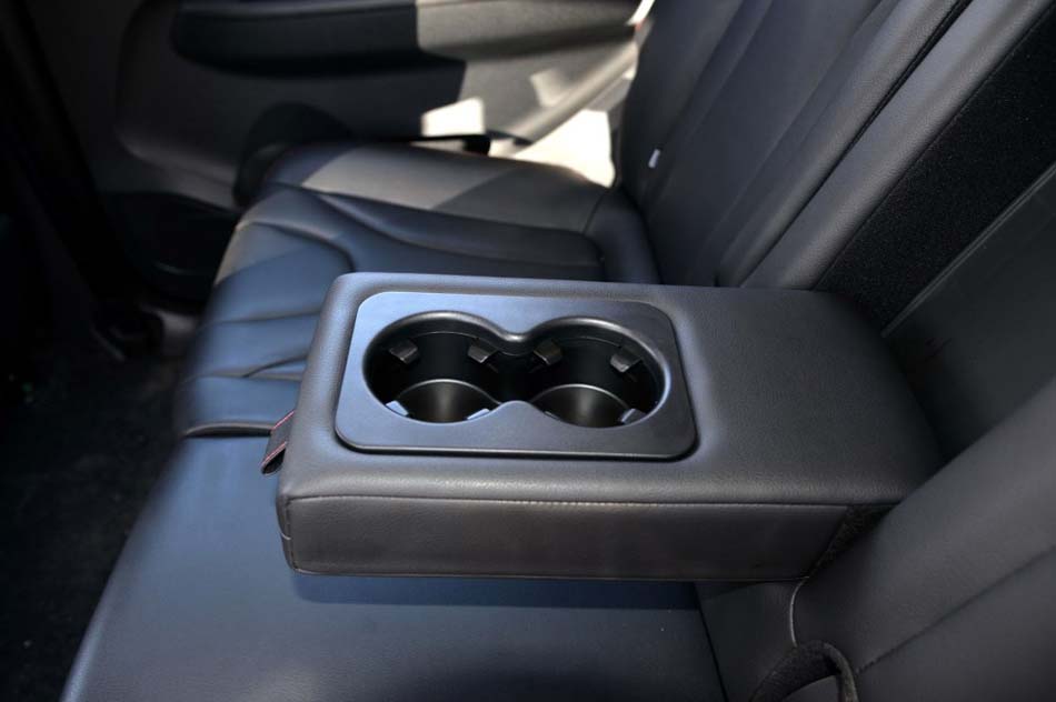 2016款 1.5L 手动尊享型 232座 座椅空间