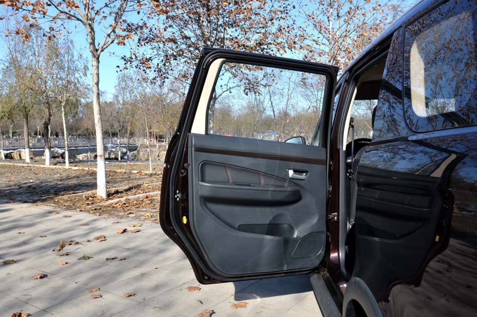 2016款 1.5L 手动尊享型 232座 座椅空间