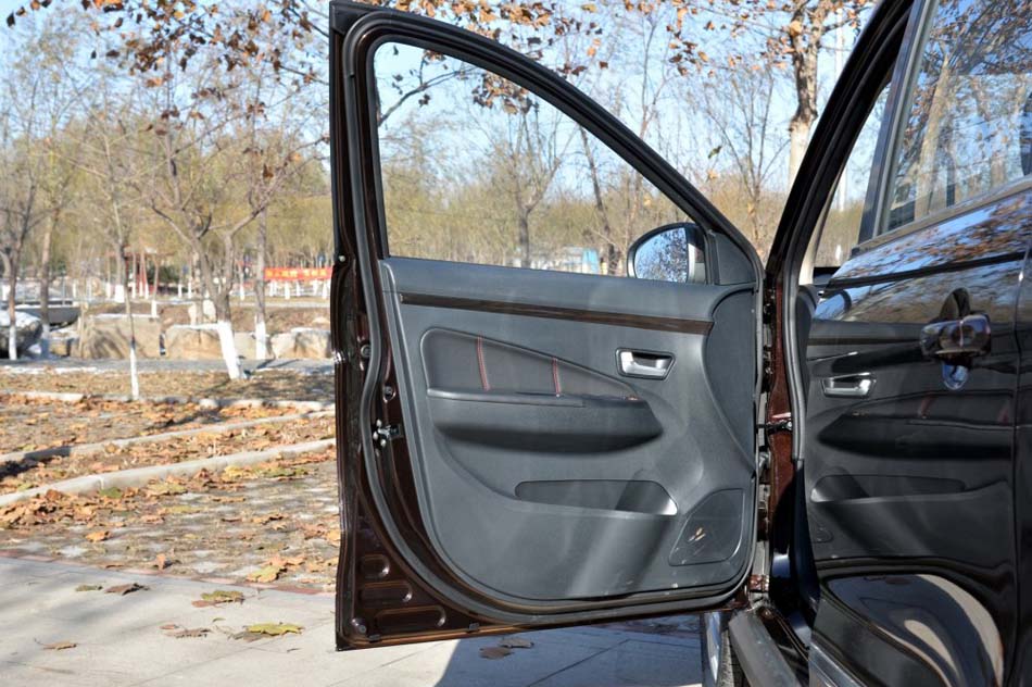 2016款 1.5L 手动尊享型 232座 座椅空间