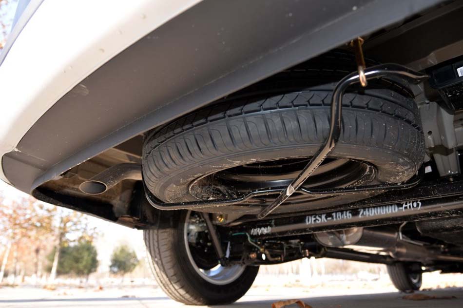 2016款 1.5L 手动尊享型 232座 引擎底盘