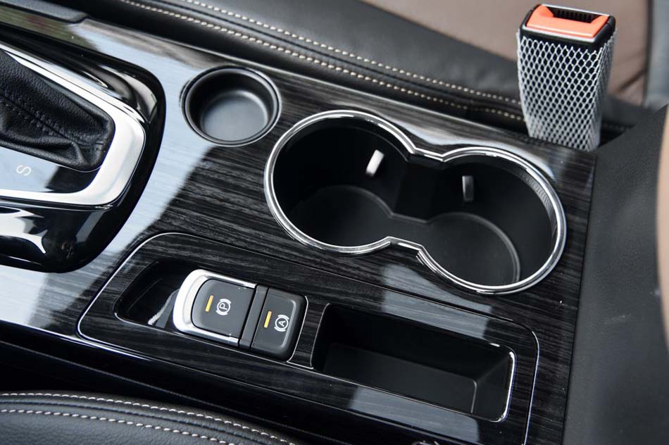 2016款 1.8T 自动两驱周年纪念版 内饰