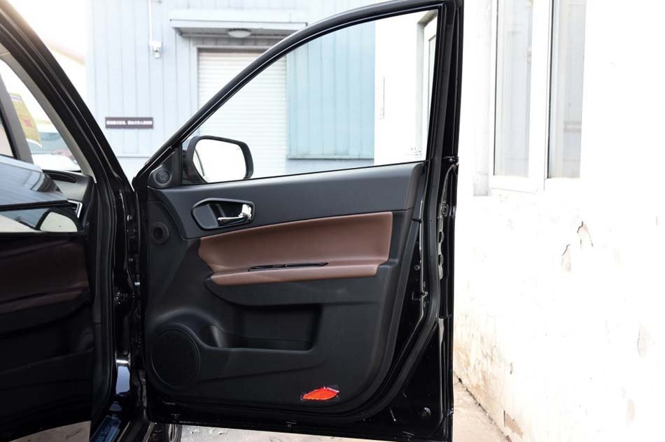 2016款 1.8T 自动两驱周年纪念版 座椅空间