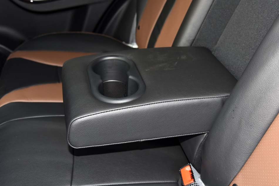 2016款 1.8T 自动两驱周年纪念版 座椅空间