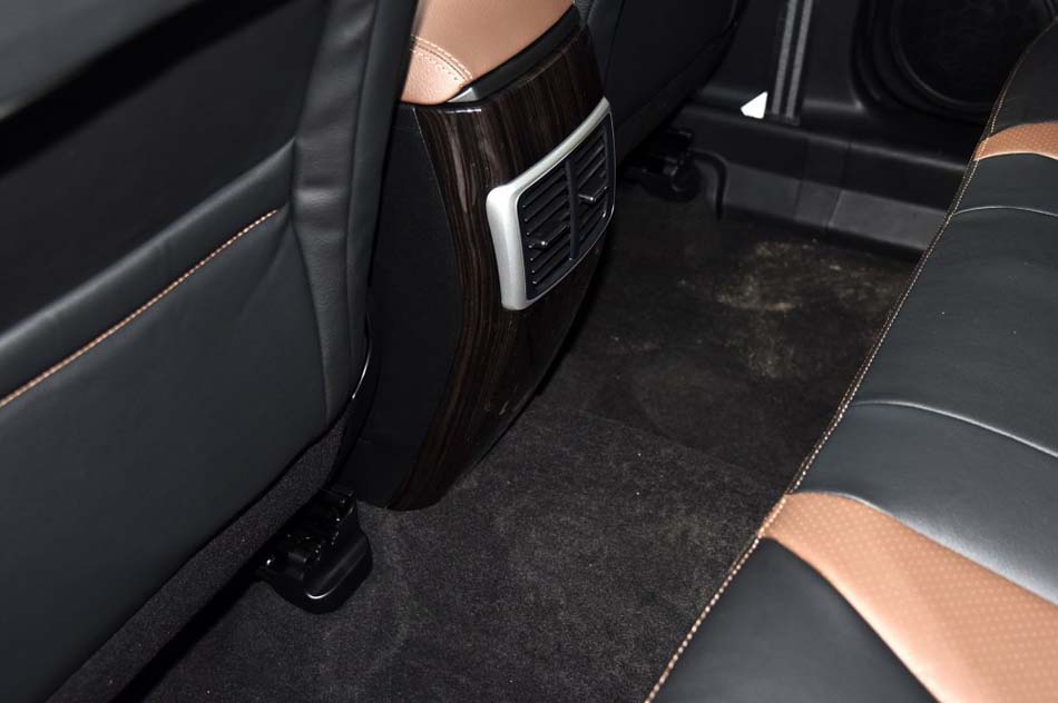 2016款 1.8T 自动两驱周年纪念版 座椅空间