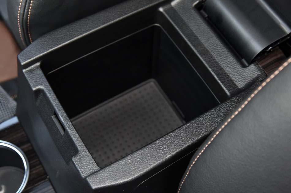 2016款 1.8T 自动两驱周年纪念版 座椅空间