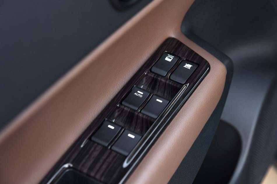 2016款 1.8T 自动两驱周年纪念版 座椅空间