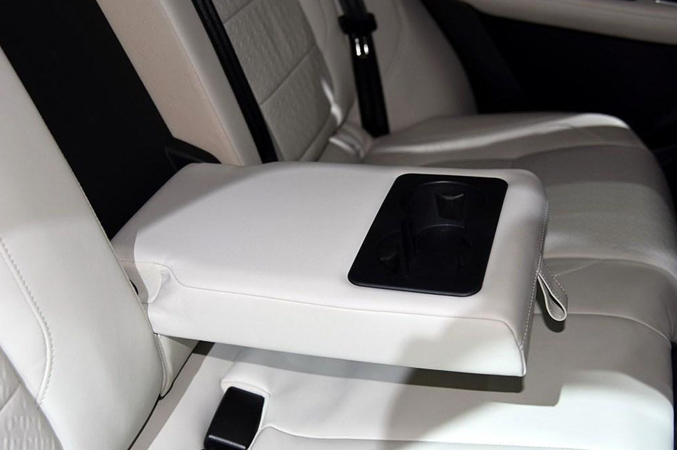 2016款 3.0T S高性能版 座椅空间