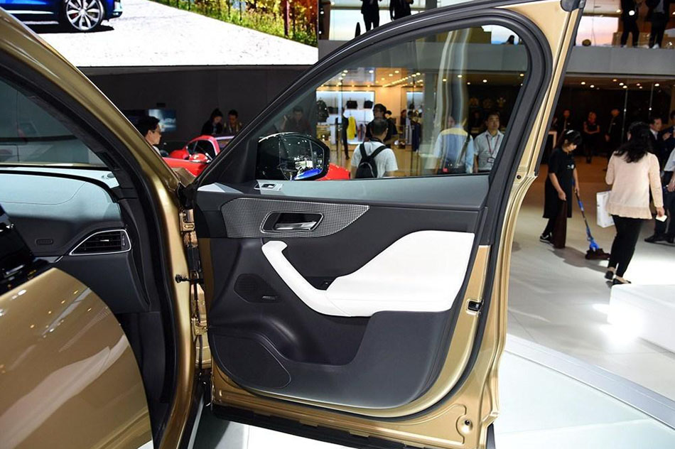 2016款 3.0T S高性能版 座椅空间