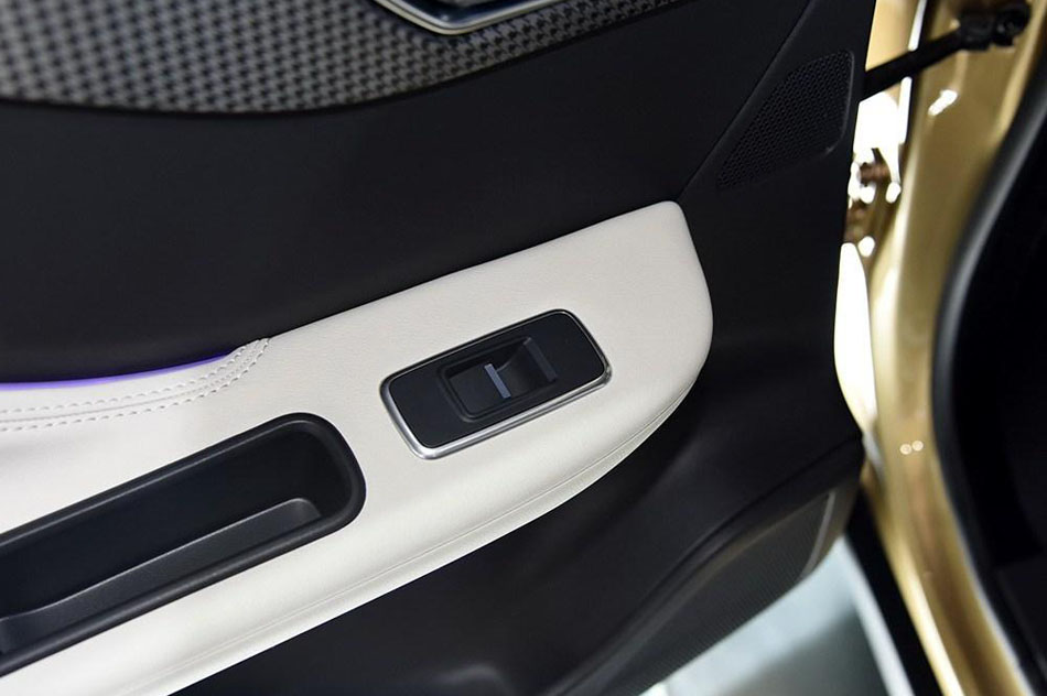 2016款 3.0T S高性能版 座椅空间