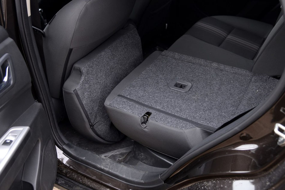 2016款 1.5L 自动尊酷型 座椅空间