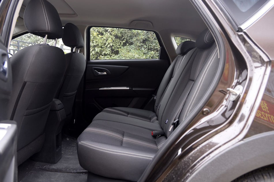 2016款 1.5L 自动尊酷型 座椅空间