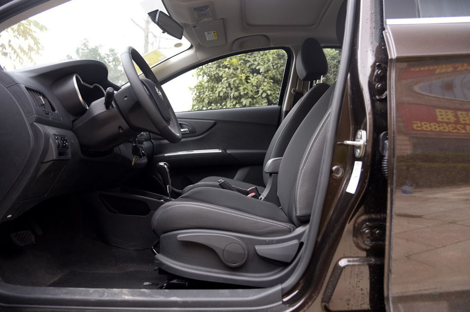 2016款 1.5L 自动尊酷型 座椅空间