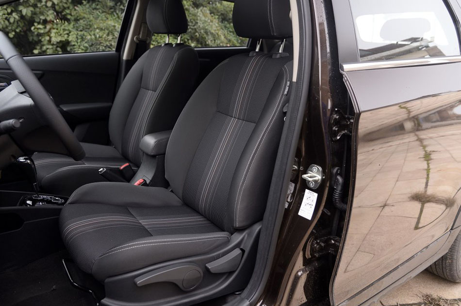 2016款 1.5L 自动尊酷型 座椅空间