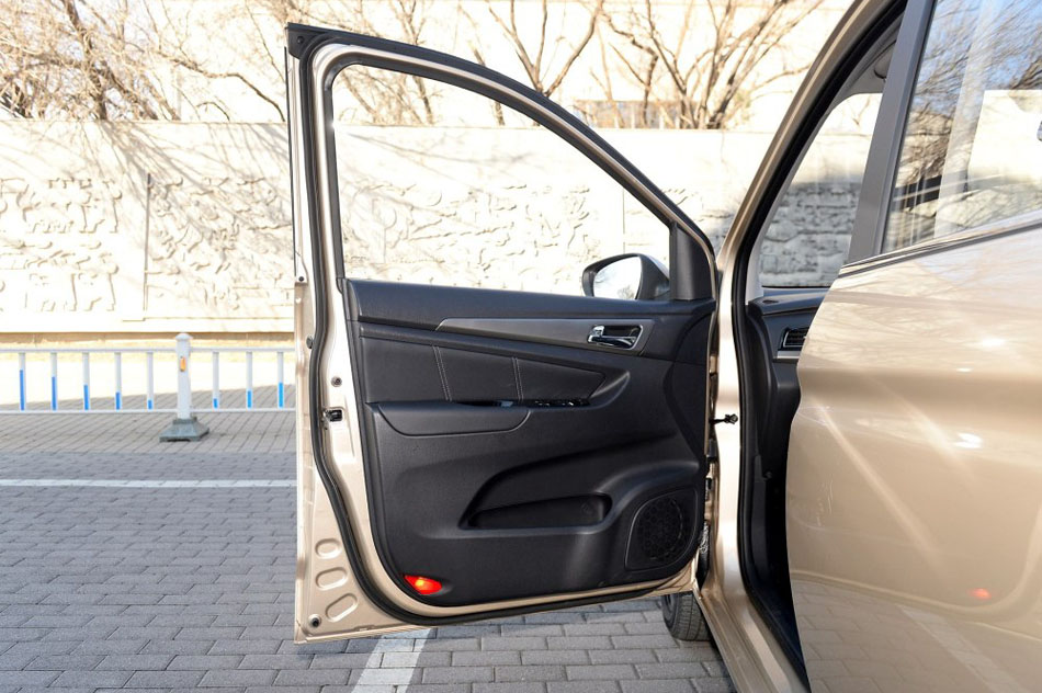 2016款 1.5L 手动豪华型 座椅空间