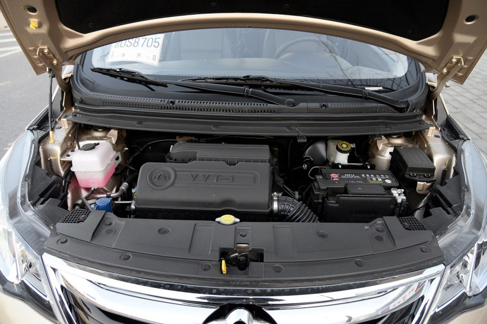 2016款 1.5L 手动豪华型 引擎底盘