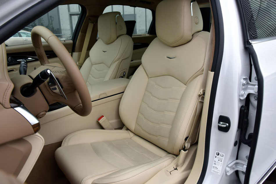 2016款 40T 铂金版 座椅空间