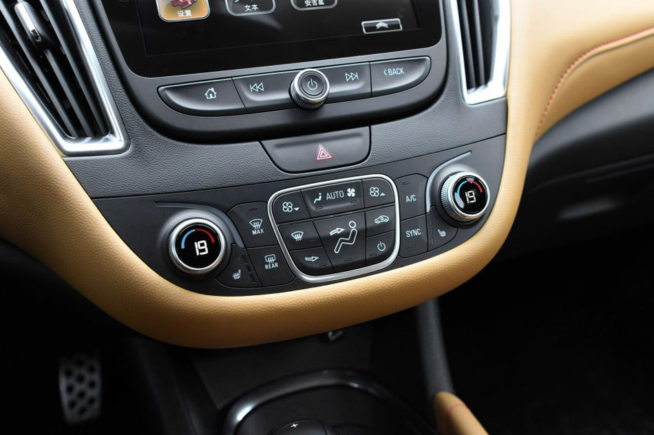 2016款 1.5T 双离合锐耀版 内饰