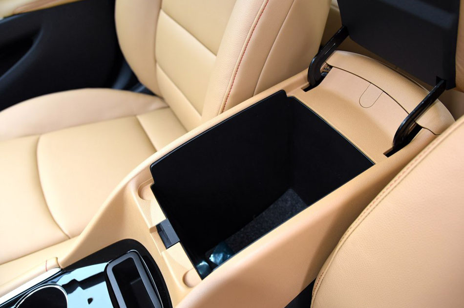 2016款 1.5T 双离合锐耀版 座椅空间