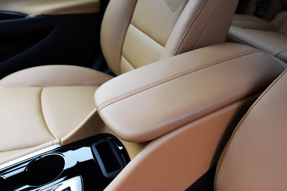 2016款 1.5T 双离合锐耀版 座椅空间